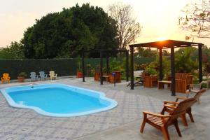 Bazén v ubytování Global Express Hotel Escarcega nebo v jeho okolí