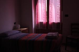 A bed or beds in a room at B&B Villa Dalegno