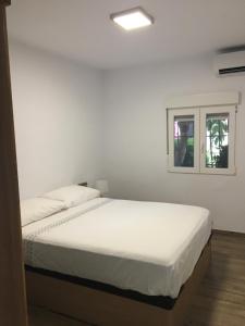 A bed or beds in a room at Apartamento 90 Toscamar Még 37 kép