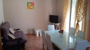 Televízia a/alebo spoločenská miestnosť v ubytovaní Apartman Anka