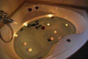 eine Badewanne mit Kerzen in der Mitte in der Unterkunft Xenis House in Galata
