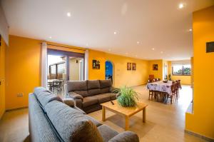 A seating area at Casa Rural El Coscojar