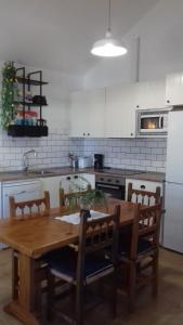 コスタ・テギセにあるBastian Naupliusのキッチン(木製テーブル、椅子付)、キッチン(冷蔵庫付)