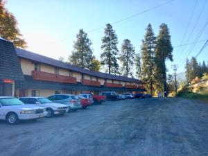 ein Parkplatz mit Autos vor einem Gebäude in der Unterkunft River's Edge Lodge in Leavenworth
