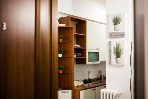 een keuken met potplanten op de planken bij B&B Zara in Milaan