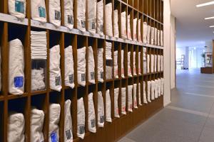 ein Zimmer mit Regalen voller weißer Schuhe in der Unterkunft JR Inn Sapporo in Sapporo