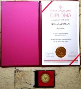 Majutusasutuses Eko Apartmani olev sertifikaat, autasu, silt või muu dokument