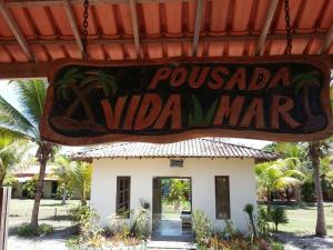 una señal para un restaurante frente a un edificio en Pousada Vida Mar, en Barra Grande