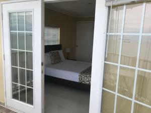 Haynes Cay View في سان أندريس: غرفة نوم بسرير وباب زجاجي منزلق