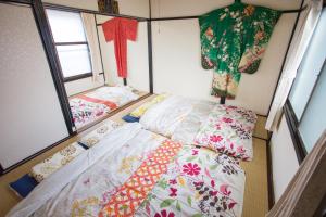 京都的住宿－葵芳河畔老聯排別墅度假屋，小房间设有两张床和窗户