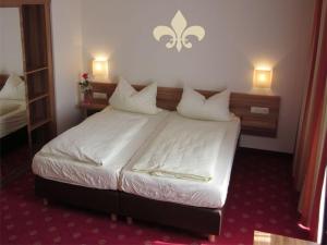 A bed or beds in a room at Landgasthof & Hotel Jossatal
