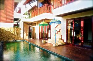 una casa con piscina delante de un edificio en Aqua Octaviana Bali Villa, en Canggu 39 fotos más