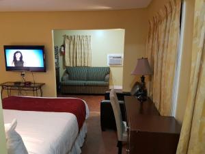TV a/nebo společenská místnost v ubytování Bayside Inn & Waterfront Suites