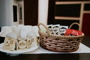 una mesa con una cesta y un plato con algunos artículos en Sayanogorsk Hotel, en Sayanogorsk