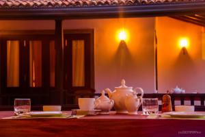 una mesa con tetera y vasos. en Breeze Villa Unawatuna en Galle