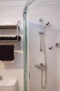 eine Dusche mit Glastür im Badezimmer in der Unterkunft Modern Cozy Apartment in Belgrad