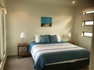 Кровать или кровати в номере Penneshaw Oceanview Apartments