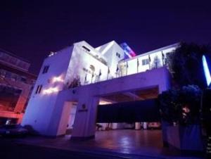 um grande edifício branco à noite com luzes em Daegu Goodstay Herotel em Daegu
