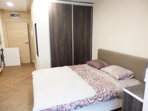 Giường trong phòng chung tại Luxury apartment