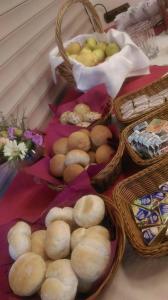 波茲南的住宿－Nasz Klub - Pokoje Gościnne，一张桌子,上面有一篮子的面包和一篮子的苹果