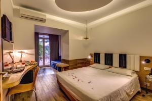 a bedroom with a large bed and a desk at Hotel Franklin Feel The Sound in Rome +37 photos