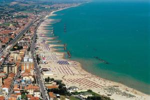 uma vista aérea de uma praia com multidões de pessoas em B&B Vela Sea em Civitanova Marche