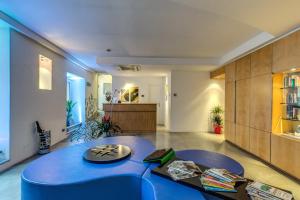 a living room with a blue couch and a table at Hotel Franklin Feel The Sound in Rome