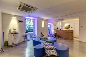 a living room with blue stools and a table at Hotel Franklin Feel The Sound in Rome
