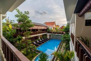 Výhľad na bazén v ubytovaní Indra Angkor Residence alebo v jeho blízkosti
