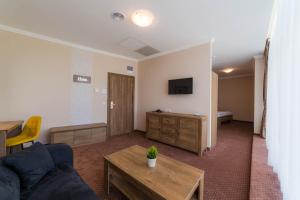 TV a/nebo společenská místnost v ubytování Sky Hotel