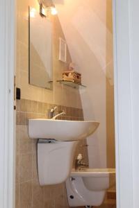un baño con lavabo e inodoro en Villari 60, en Bari