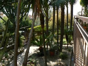 A garden outside B&B La Cittadella Univeristaria Policlinico Catania