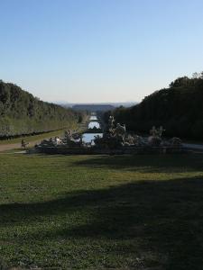 uma vista para um rio com pessoas a cavalo num campo em Manouche Osteria B&B em Caserta