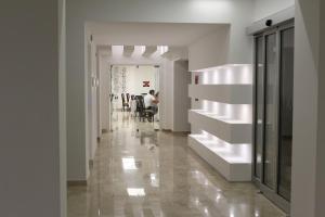 un pasillo con paredes blancas, mesa y sillas en Hotel Miramare en Cirò Marina