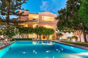 Bazén v ubytovaní Lotus Hotel Apartments alebo v jeho blízkosti