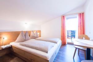Postel nebo postele na pokoji v ubytování KENDLGUT Appartements am BioBauernhof inklusive unbegrenztem Eintritt in die Alpentherme