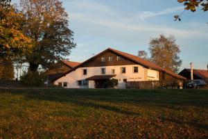 una casa grande en un patio con césped en Le Cerneux-au-Maire, en Les Bois