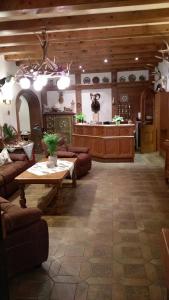 Il comprend un grand salon avec une table et une cuisine. dans l'établissement Hotel-Restaurant Jägerhof, à Unterreichenbach