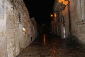 un callejón vacío por la noche en un viejo edificio en Antica Dimora del Salento, en Martano