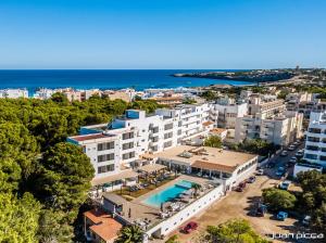 een luchtzicht op een resort met een zwembad bij Hotel Levante in Es Pujols