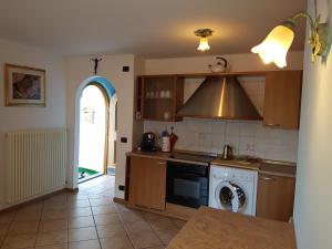 a kitchen with a dishwasher and a washer at Cèsa Chri e Sofì in Campitello di Fassa