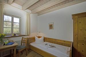 Schlafzimmer mit einem Bett, einem Schreibtisch und einem Fenster in der Unterkunft Schloss Beuggen in Rheinfelden