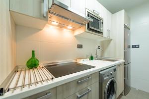 グラナダにあるApartamento Tebaidaのシンクと洗濯機付きのキッチン