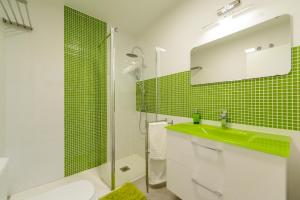 グラナダにあるApartamento Tebaidaの緑のタイル張りの壁、洗面台付きのバスルーム +13枚の写真
