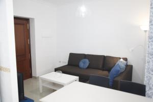salon z kanapą i stołem w obiekcie FANTÁSTICO PISO, JUNTO AL TEATRO FALLA Y A LA PLAYA w Kadyksie