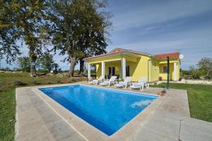 Gallery image of Cozy villa Paradiso with pool immersed in the greenery in Marčana