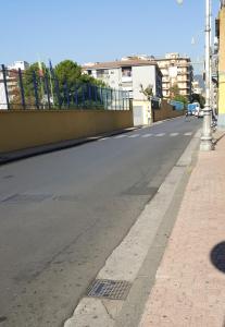 サレルノにあるAriannaの脇の柵の空き道