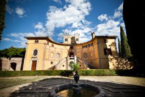 budynek z fontanną przed nim w obiekcie San Martinello w mieście Perugia