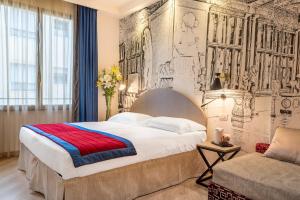 sypialnia z dużym łóżkiem i kanapą w obiekcie FH55 Grand Hotel Mediterraneo we Florencji