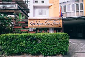 Golden On-nut في بانكوك: علامة على جانب المبنى